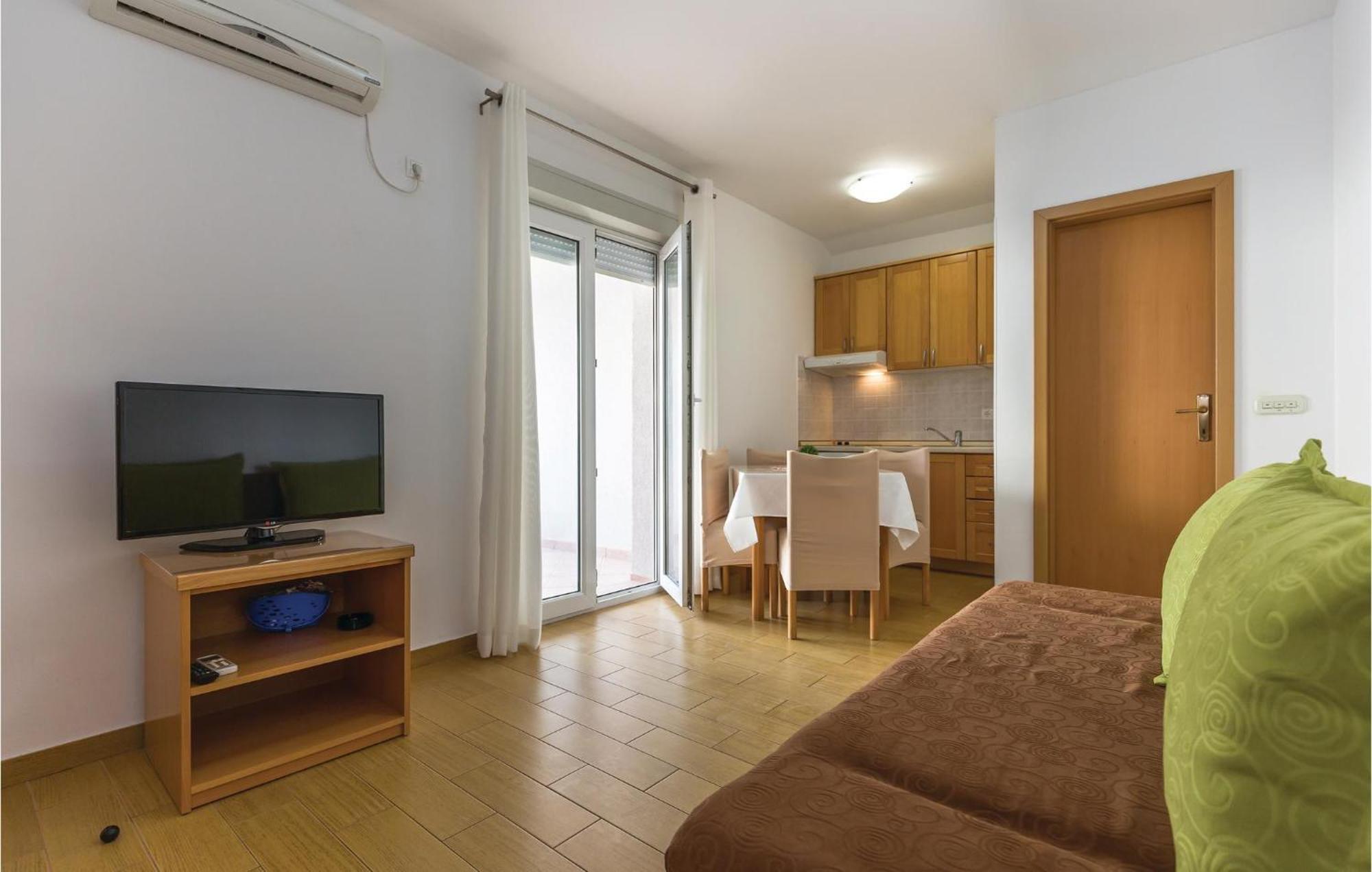 Stunning Apartment In Makarska With Wifi 外观 照片